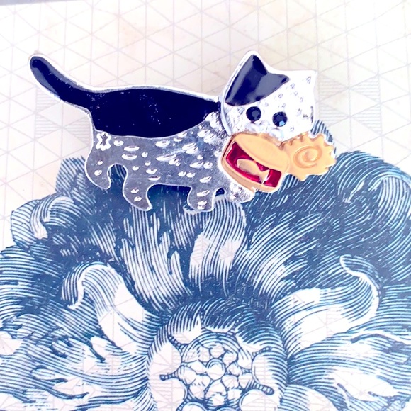 A cute cat brooch eating from a tuna 🍣 can - Picture 3 of 3